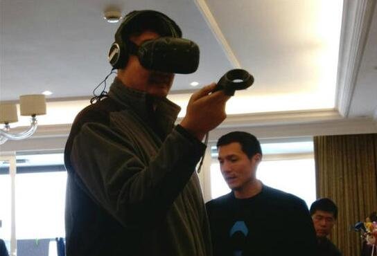 姚明亲自体验VR游戏 HTC Vive今日发货 