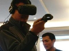 姚明亲自体验VR游戏 HTC Vive今日发货