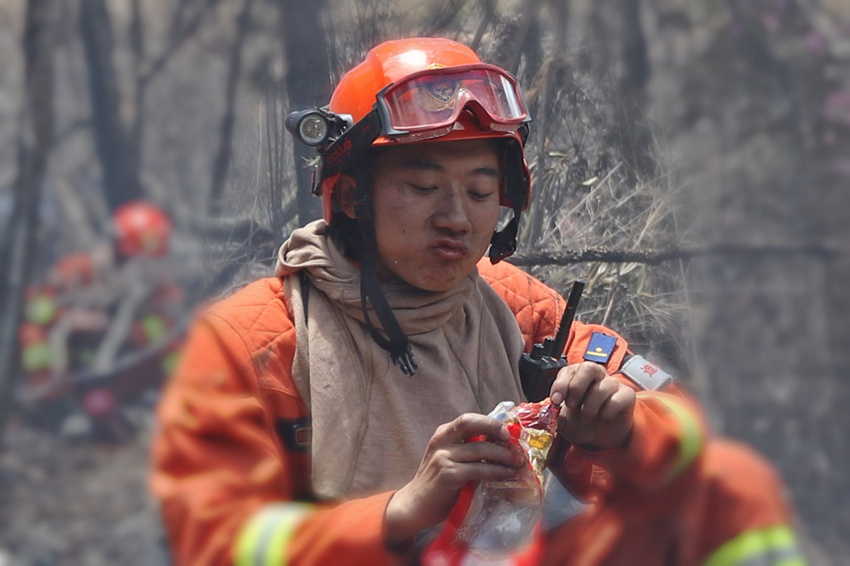 火场上穿越火线，森林消防员留下最美“烟熏妆”